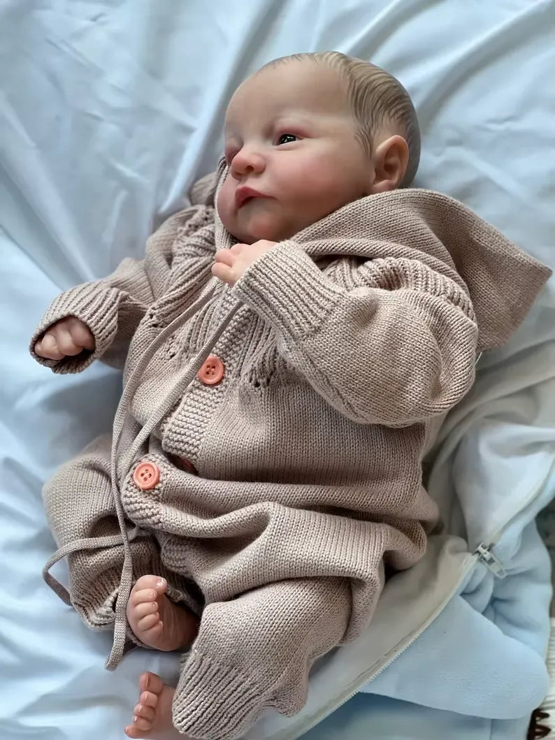 Bebê Reborn Theo de 49cm com roupinha e acessórios – boneco realista ideal para presente Varialle