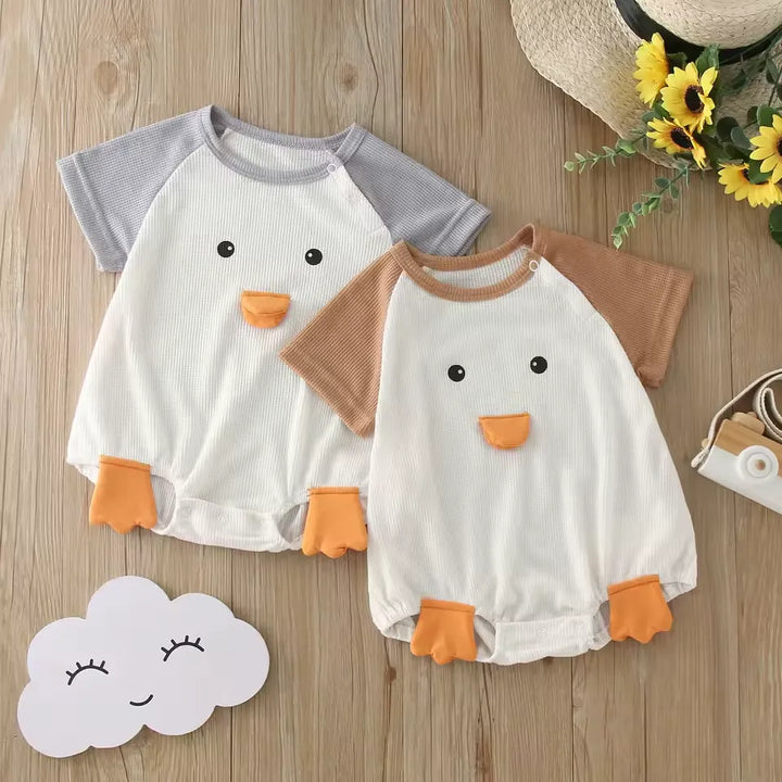 O look mais fofo do verão! Macacão Bebê Patinho 3D, feito em algodão leve para dias cheios de alegria. Varialle