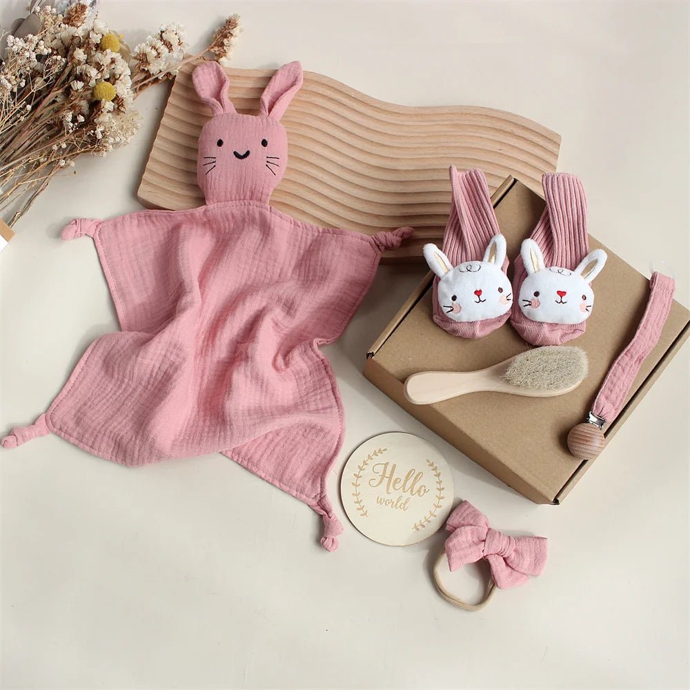 Kit Presente Bebê Menina: Meias, Toalha Naninha, Prendedor de Chupeta e Mais - 6 Peças - Varialle