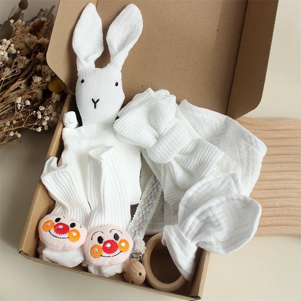 Kit Presente Bebê Menina: Meias, Toalha Naninha, Prendedor de Chupeta e Mais - 6 Peças - Varialle