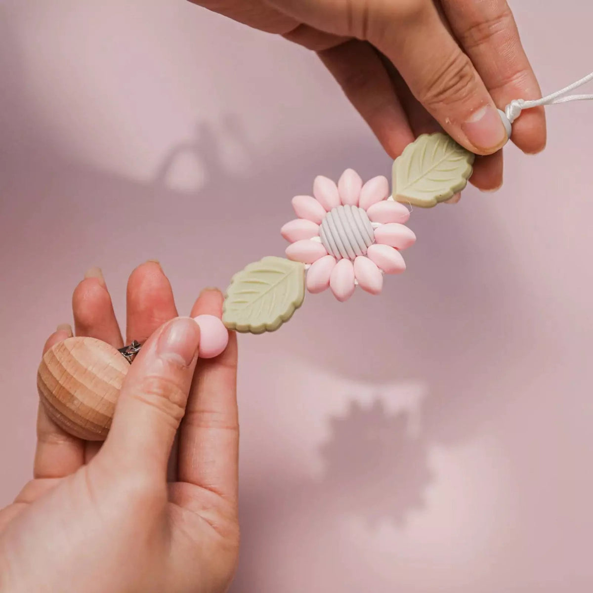 Prendedor de Chupeta Feito a Mão - Petalinha Baby | Silicone e Madeira Natural de Alta Qualidade - Varialle