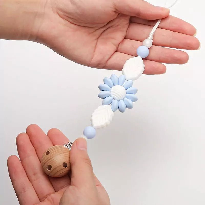Prendedor de Chupeta Feito a Mão - Petalinha Baby | Silicone e Madeira Natural de Alta Qualidade - Varialle
