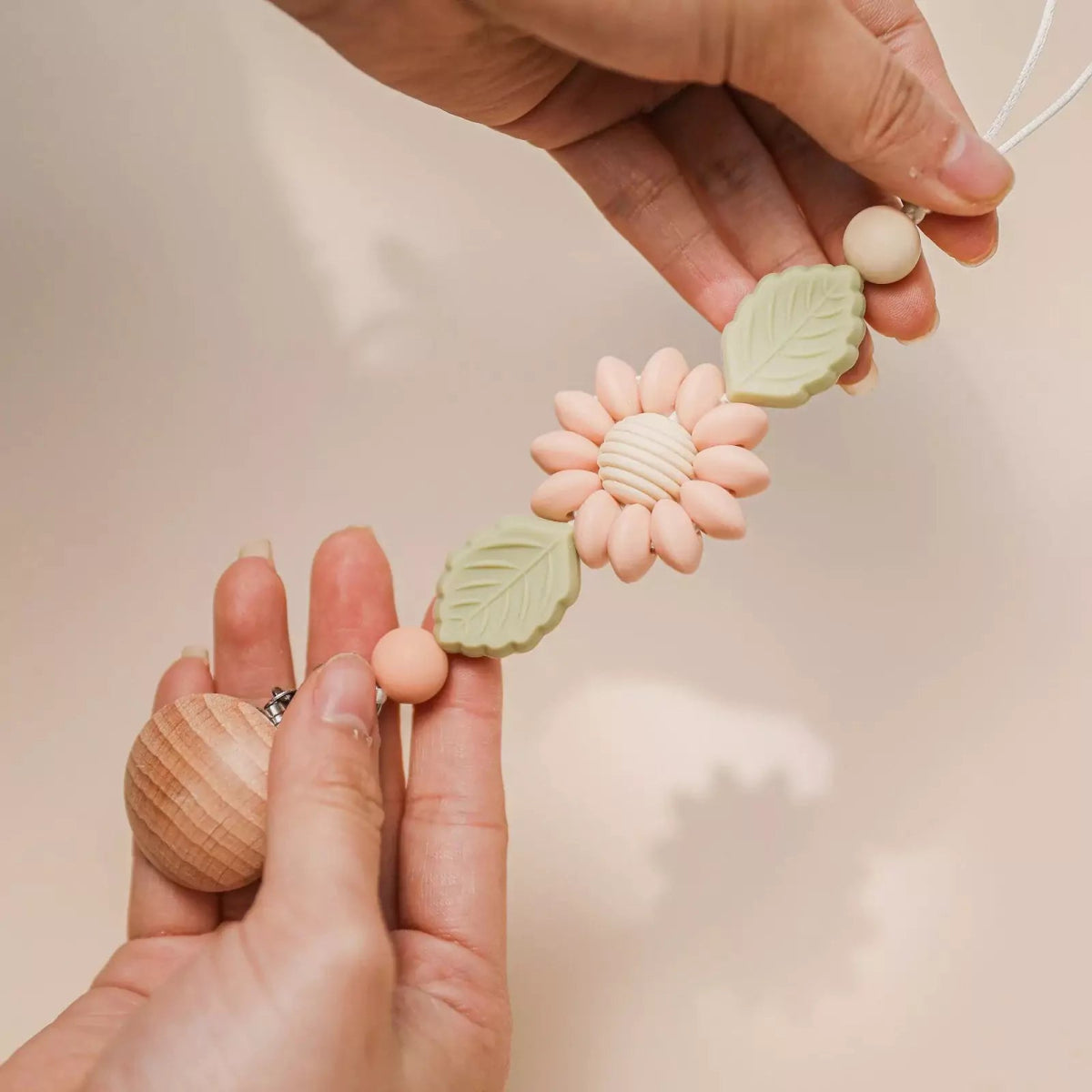 Prendedor de Chupeta Feito a Mão - Petalinha Baby | Silicone e Madeira Natural de Alta Qualidade - Varialle