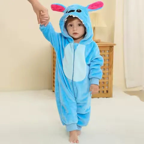 Bebê vestindo macacão azul de monstrinho com capuz e orelhinhas, Varialle