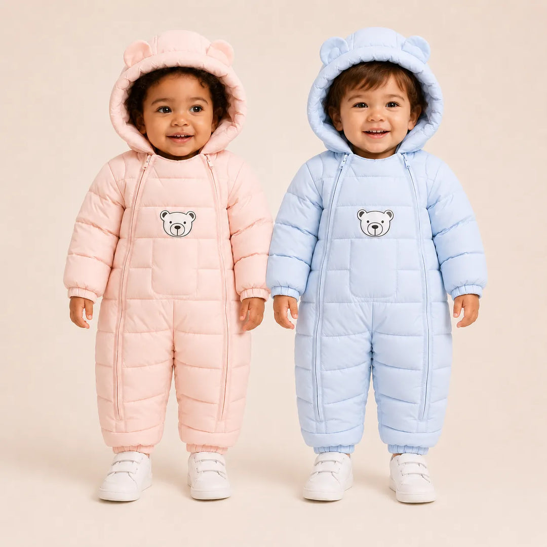 Bebê vestindo macacão infantil azul-marinho puffer com capuz de orelhinhas, zíper frontal duplo e detalhe de ursinho no peito, da Varialle.