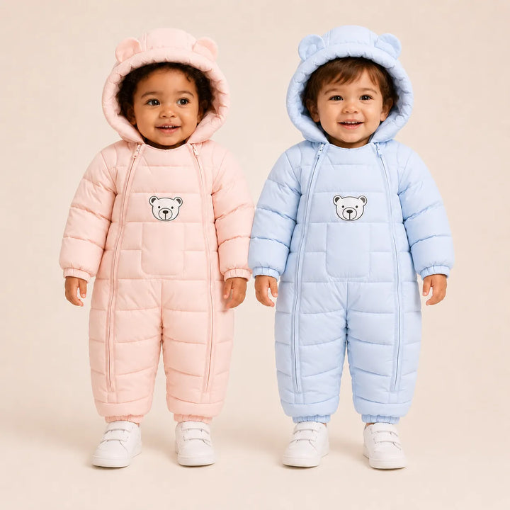 Bebê vestindo macacão infantil azul-marinho puffer com capuz de orelhinhas, zíper frontal duplo e detalhe de ursinho no peito, da Varialle.