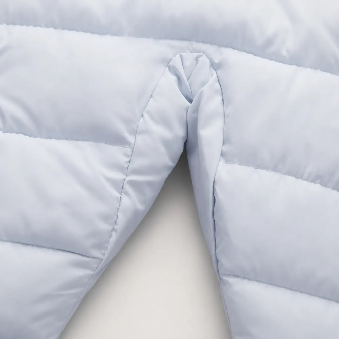 Macacão para bebê em estilo puffer, com capuz divertido, proteção térmica e acabamento cuidadoso.