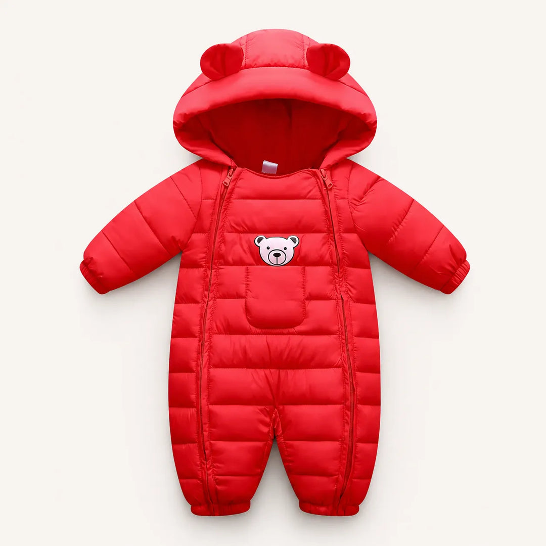 Look infantil de inverno com macacão acolchoado, ideal para manter o bebê aquecido com conforto e charme.