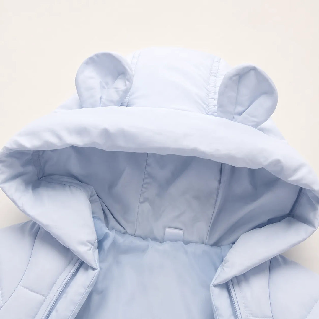 Modelo de macacão infantil puffer para bebê, com acabamento macio, proteção contra o frio e visual encantador.