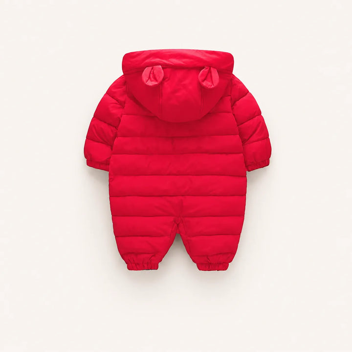 Foto de estúdio de macacão infantil quentinho, com capuz de ursinho e design delicado da Varialle.