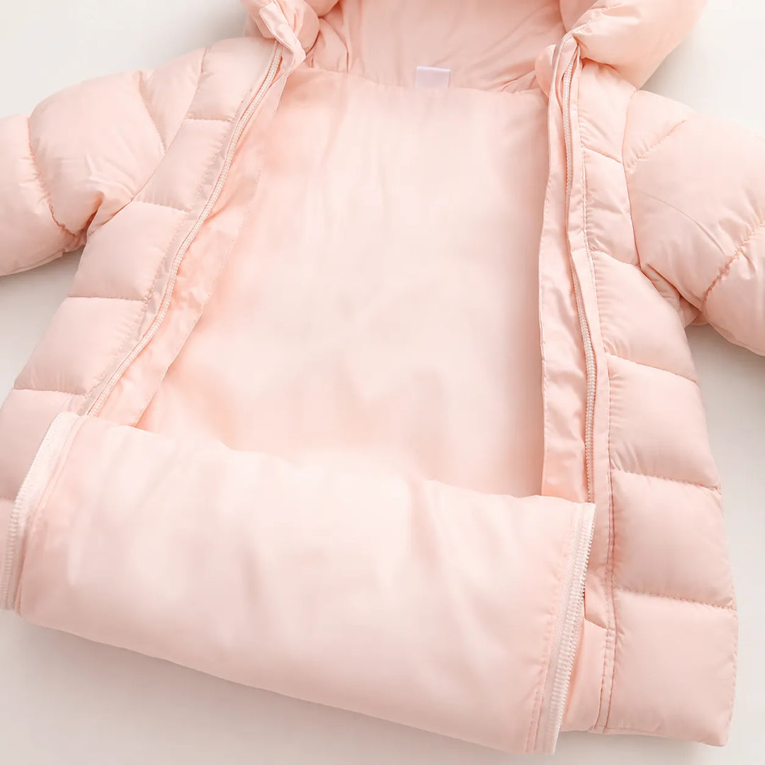Macacão de inverno para bebê em foto premium, com tecido acolchoado, capuz fofo e estilo confortável.