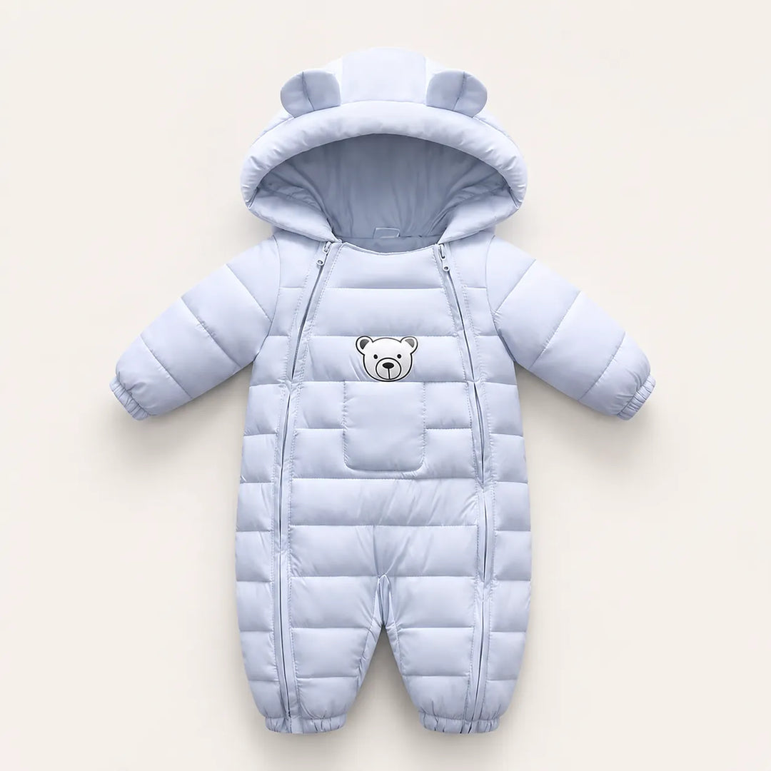Macacão infantil quentinho com capuz de ursinho, zíper frontal e detalhe delicado no peito, da Varialle.