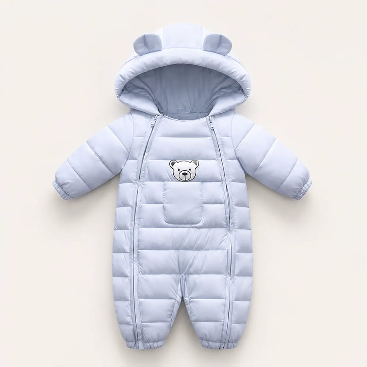 Macacão infantil quentinho com capuz de ursinho, zíper frontal e detalhe delicado no peito, da Varialle.