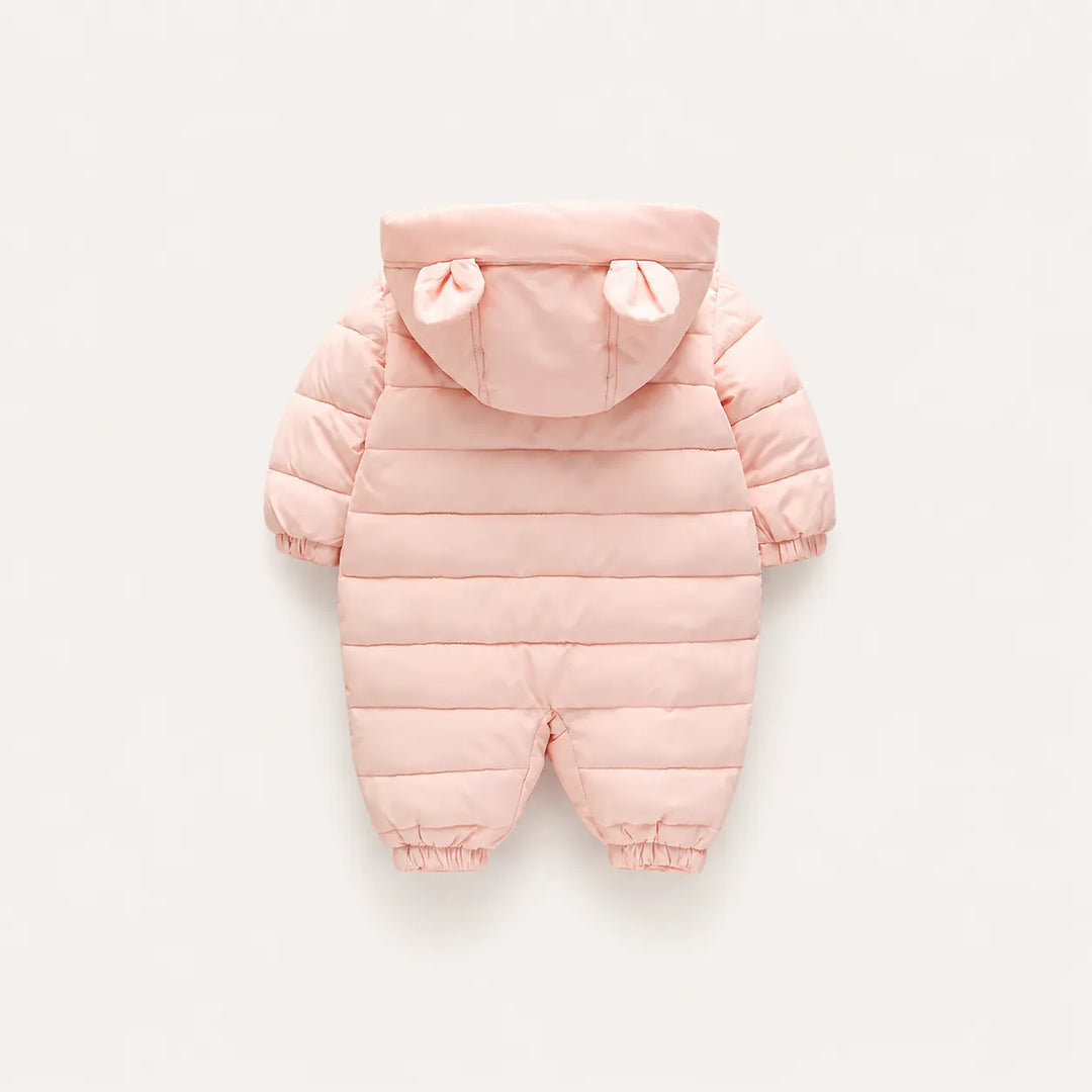 Produto infantil Varialle com acabamento puffer, capuz com orelhinhas e modelagem prática para bebê.