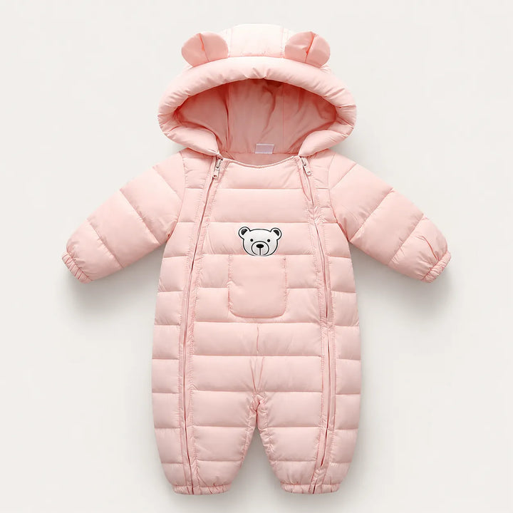 Macacão infantil acolchoado para frio, com detalhes fofos, tecido confortável e visual premium.
