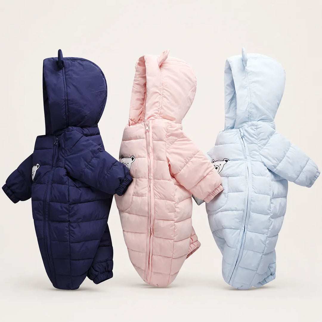 Macacão para bebê em tecido acolchoado, ideal para dias frios, com design fofo e confortável da Varialle.