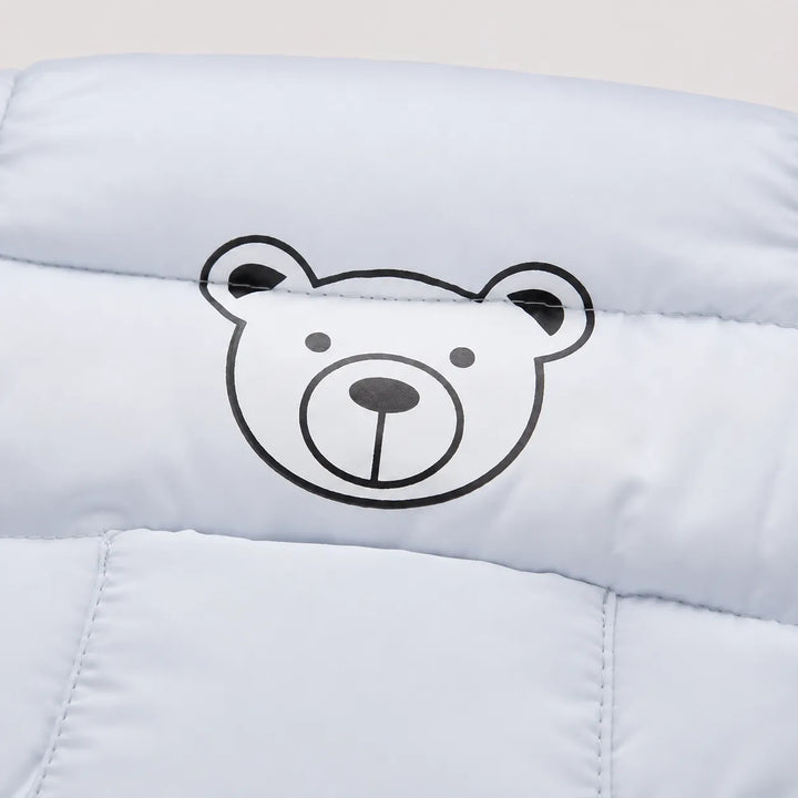 Macacão de inverno para bebê com tecido macio, costuras acolchoadas e estilo delicado para os pequenos.