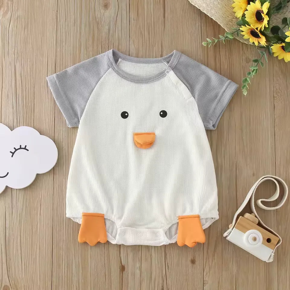 Para o guarda-roupa do seu bebê: Macacão Patinho 3D em algodão, conforto em todas as estações. Varialle