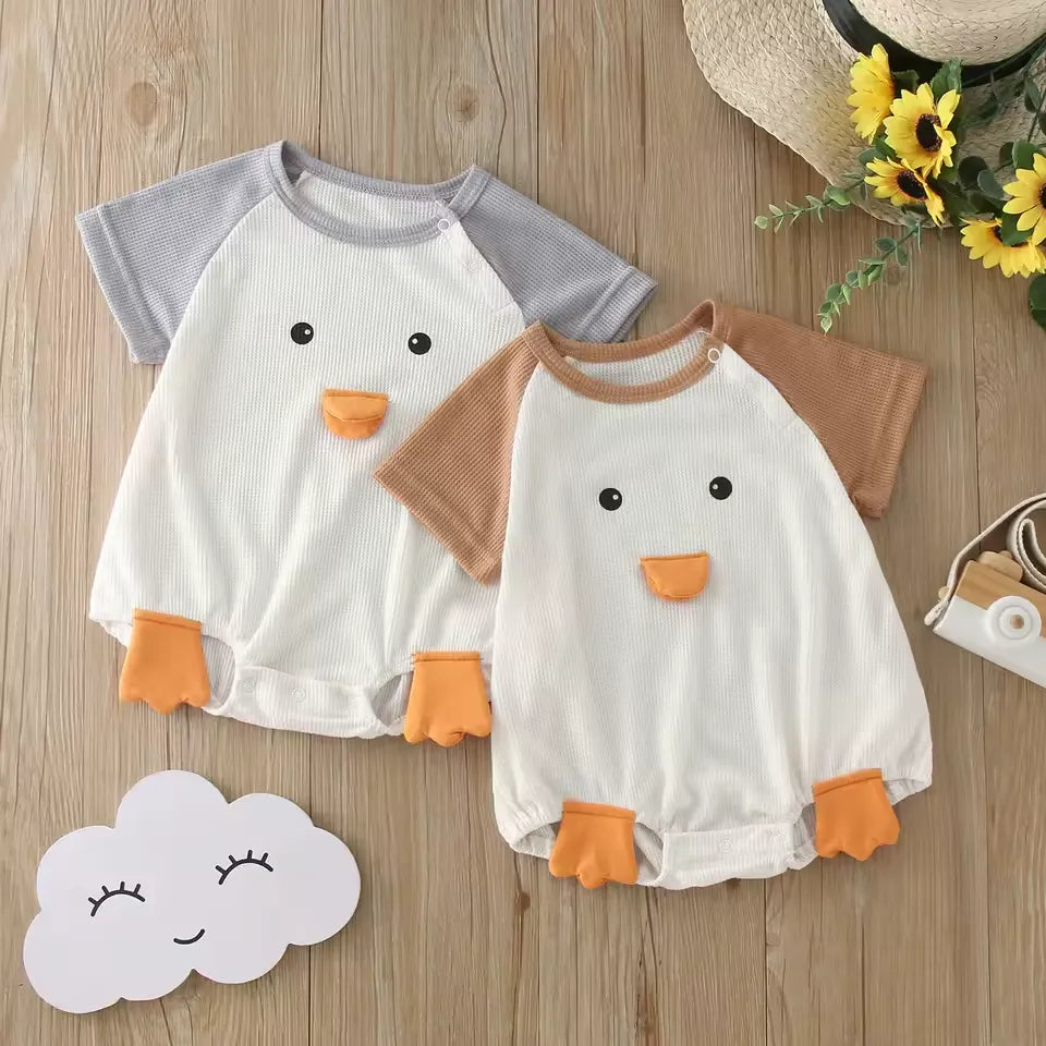 O look mais fofo do verão! Macacão Bebê Patinho 3D, feito em algodão leve para dias cheios de alegria. Varialle