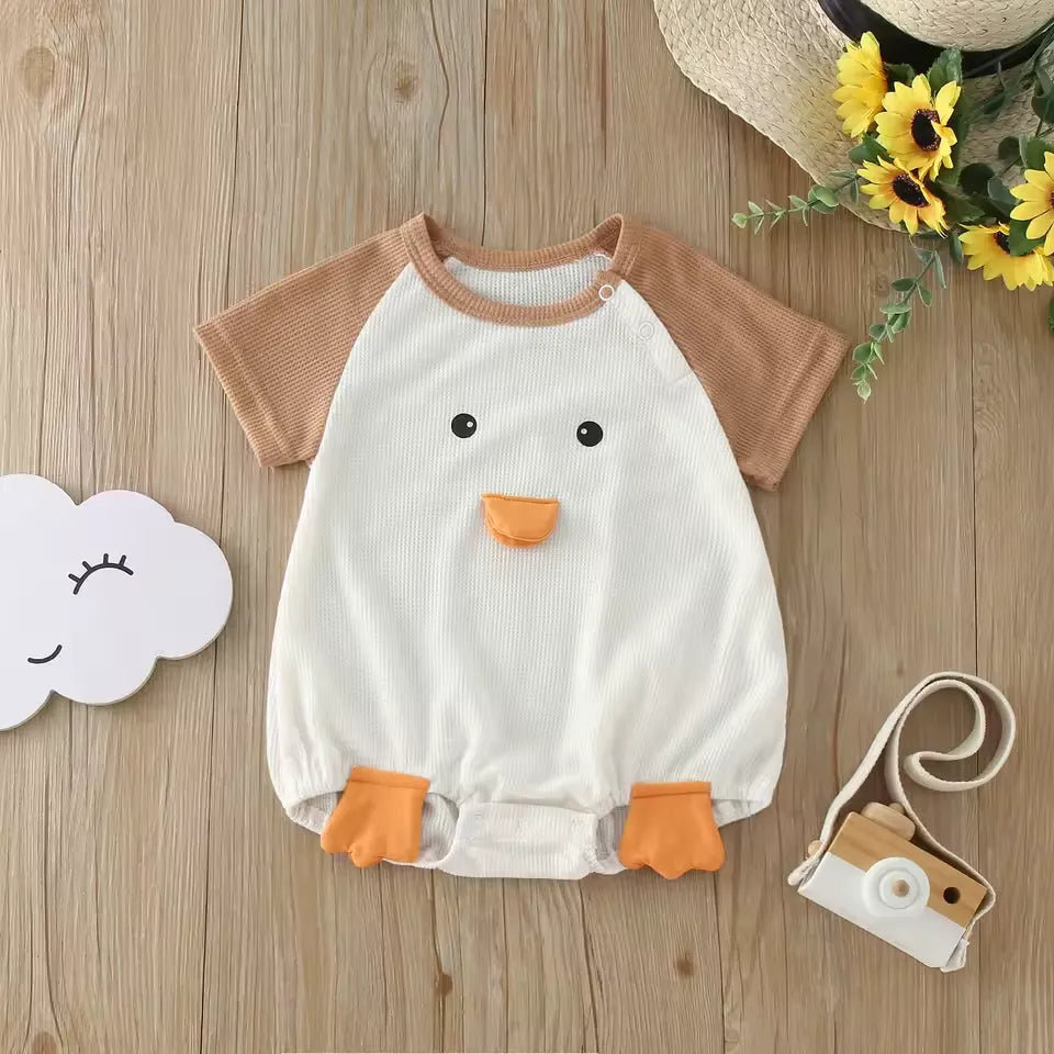 Macacão Bebê Patinho 3D: toque suave, estampa divertida e liberdade para o seu pequeno aproveitar cada momento. Varialle