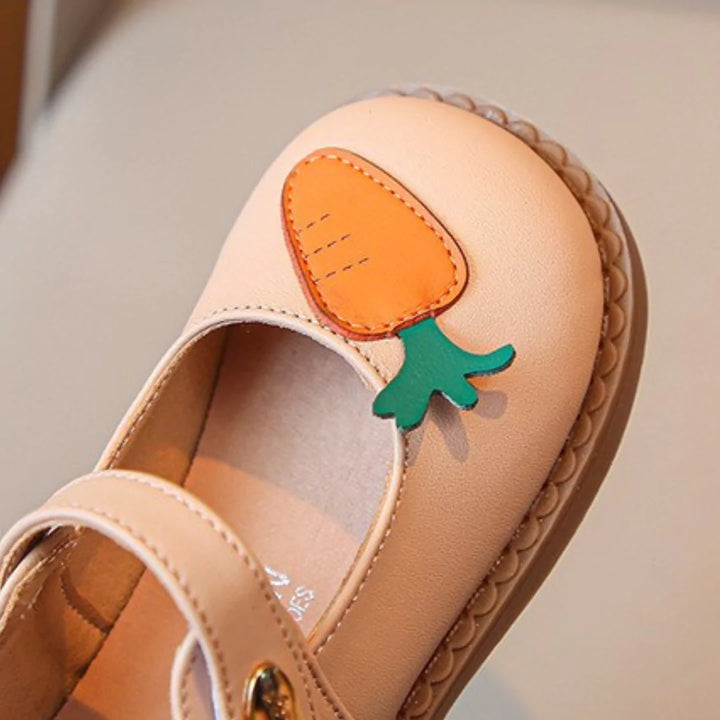 Sapato Infantil em Couro Coelhinho com Detalhes de Cenoura Varialle