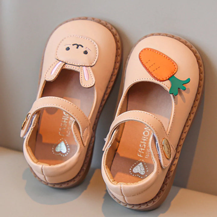 Sapato Infantil em Couro Coelhinho com Detalhes de Cenoura Varialle