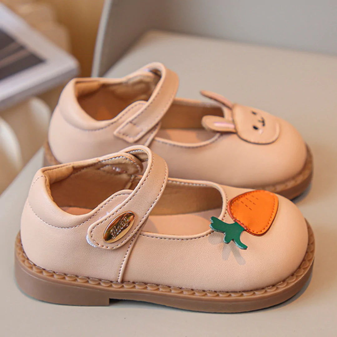 Sapato Infantil em Couro Coelhinho com Detalhes de Cenoura Varialle