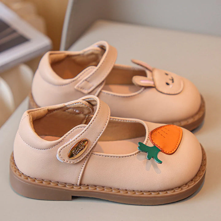 Sapato Infantil em Couro Coelhinho com Detalhes de Cenoura Varialle