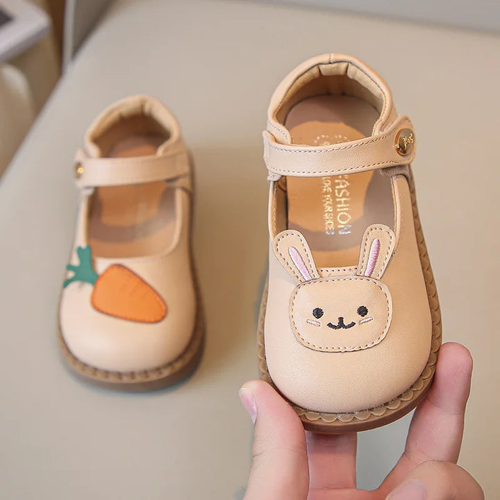 Sapato Infantil em Couro Coelhinho com Detalhes de Cenoura Varialle