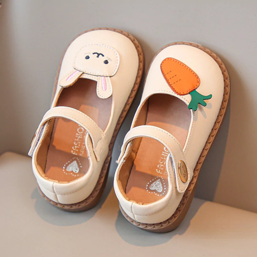 Sapato Infantil em Couro Coelhinho com Detalhes de Cenoura Varialle