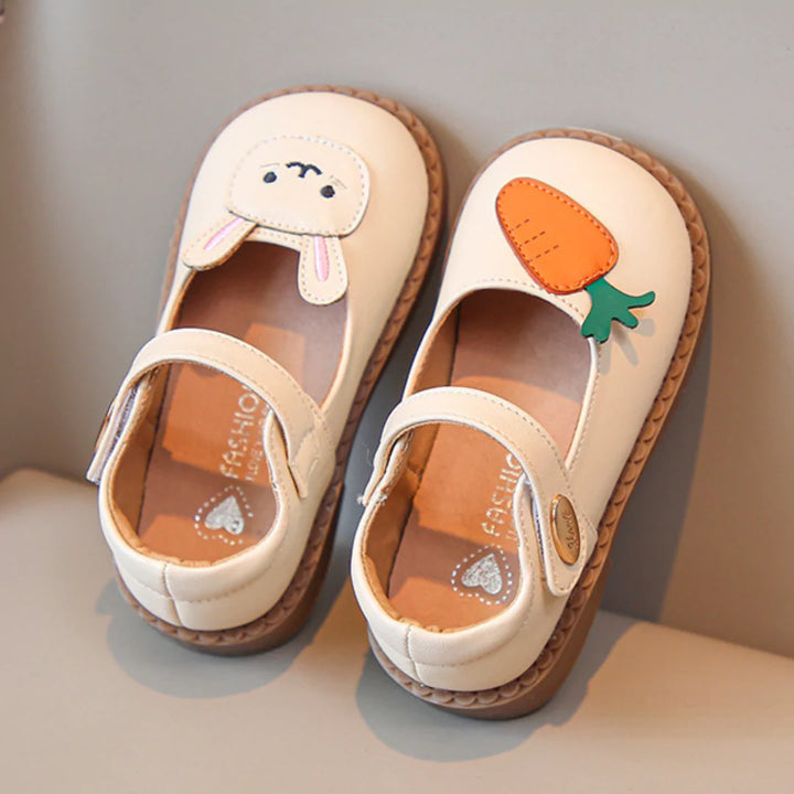 Sapato Infantil em Couro Coelhinho com Detalhes de Cenoura Varialle