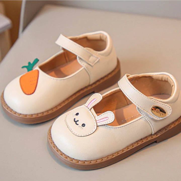 Sapato Infantil em Couro Coelhinho com Detalhes de Cenoura Varialle