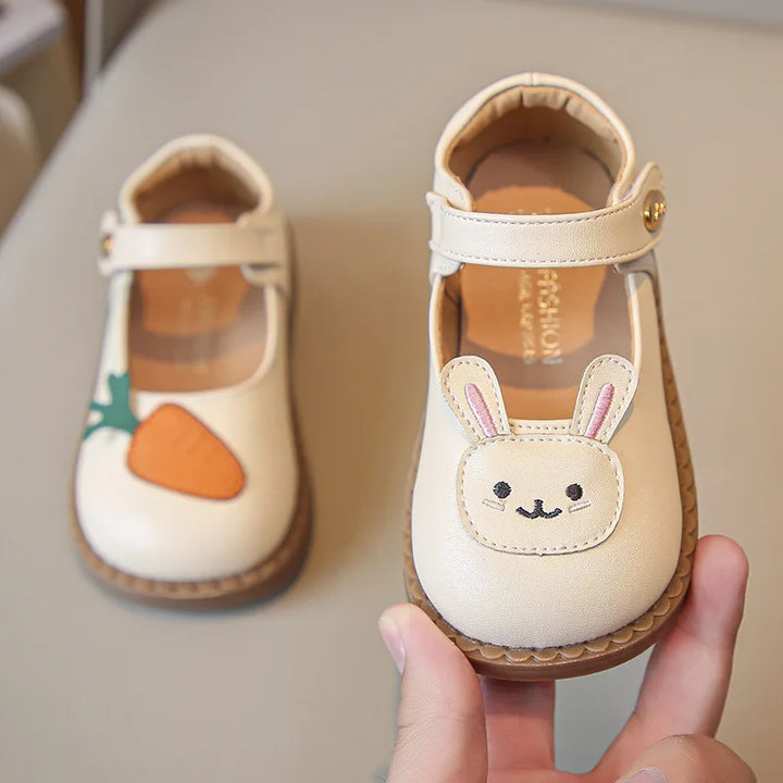 Sapato Infantil em Couro Coelhinho com Detalhes de Cenoura Varialle