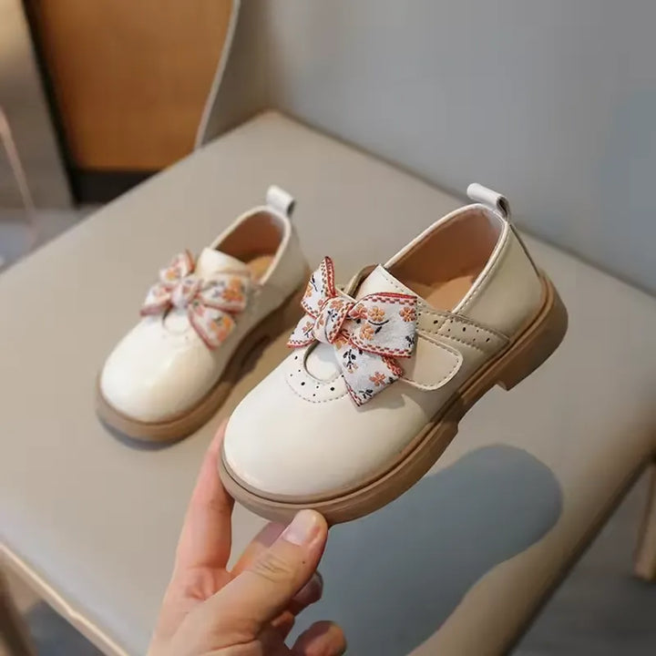 Sapato Infantil para Meninas de Couro com Laço Floral Varialle