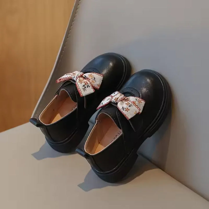 Sapato Infantil para Meninas de Couro com Laço Floral Varialle