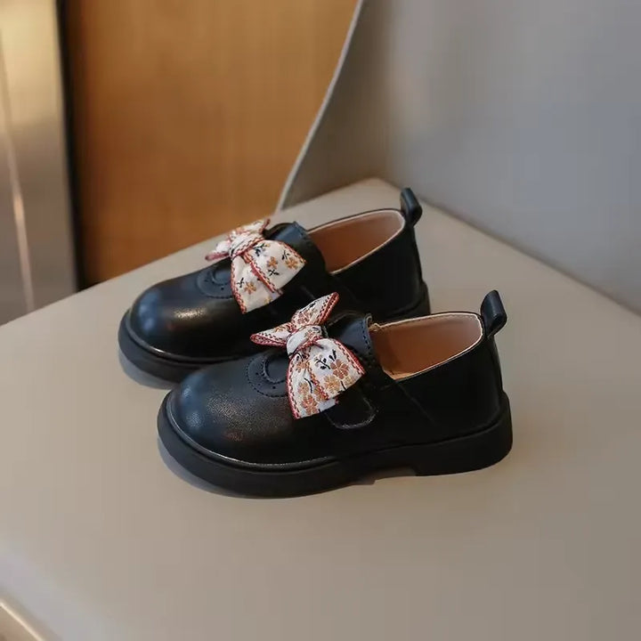 Sapato Infantil para Meninas de Couro com Laço Floral Varialle