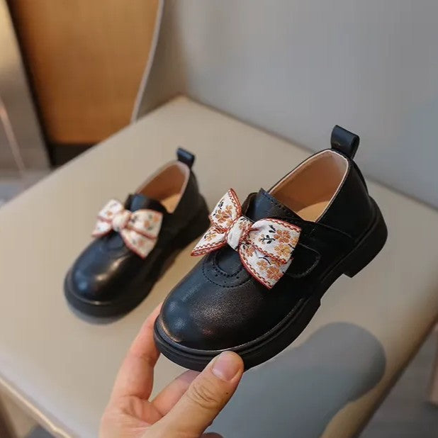 Sapato Infantil para Meninas de Couro com Laço Floral Varialle