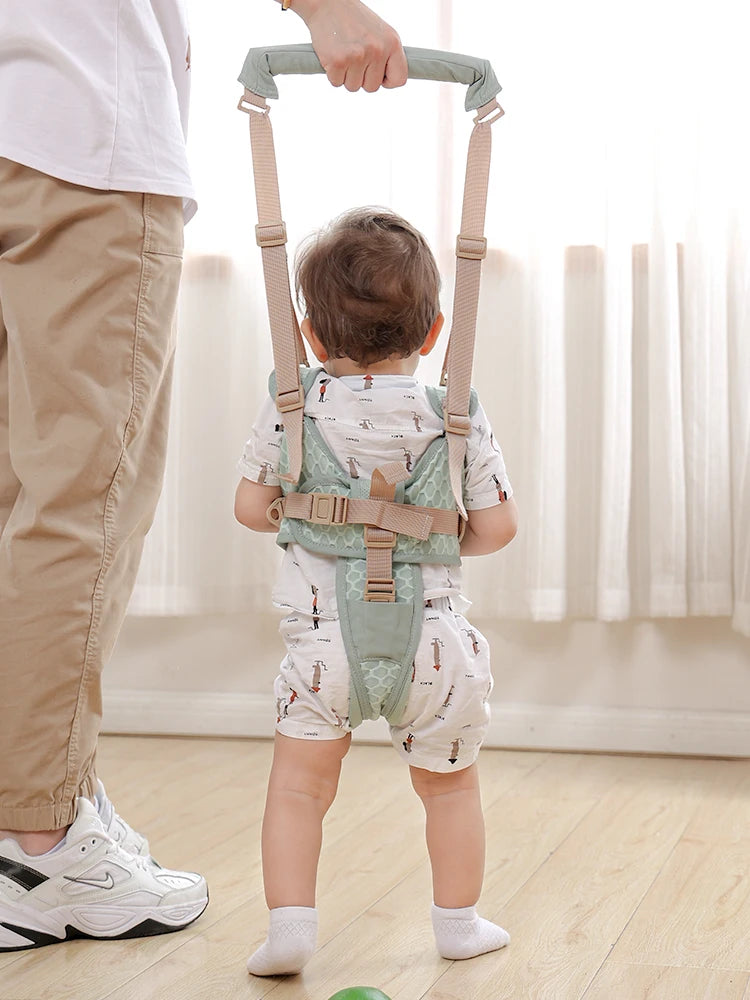 Bebê aprendendo a andar com segurança usando o cinto Passinhos Baby® com alças ajustáveis Varialle