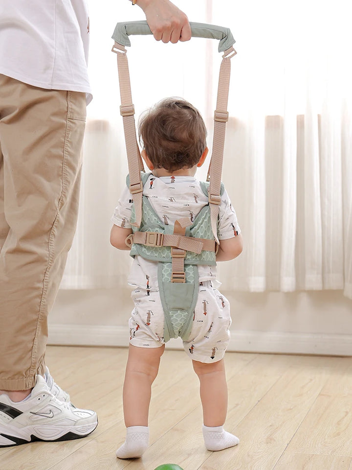 Bebê aprendendo a andar com segurança usando o cinto Passinhos Baby® com alças ajustáveis Varialle