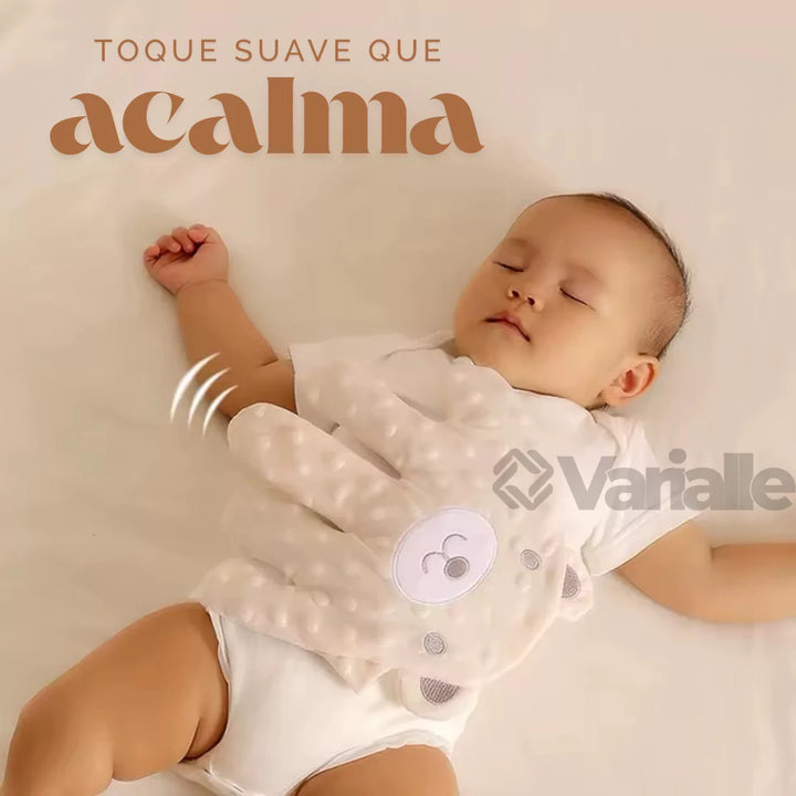 Bebê dormindo com a Mãozinha do Sono Automática, almofada calmante que simula carinho materno Varialle