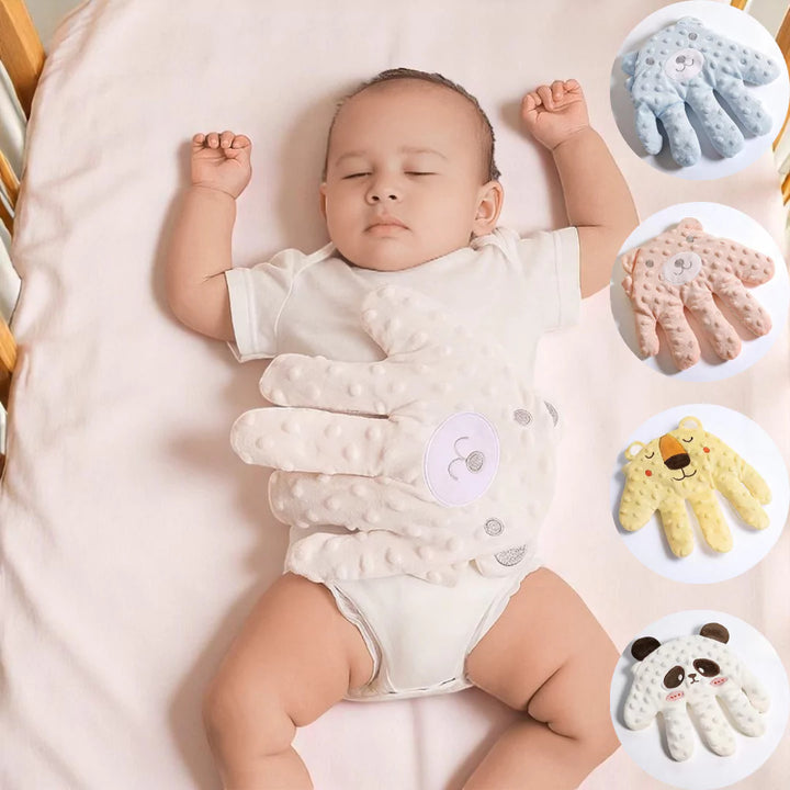 Bebê dormindo com a Mãozinha do Sono Automática, almofada calmante que simula carinho materno Varialle