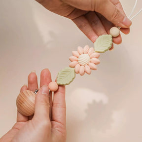 Prendedor de Chupeta Feito a Mão - Petalinha Baby | Silicone e Madeira Natural de Alta Qualidade - Varialle