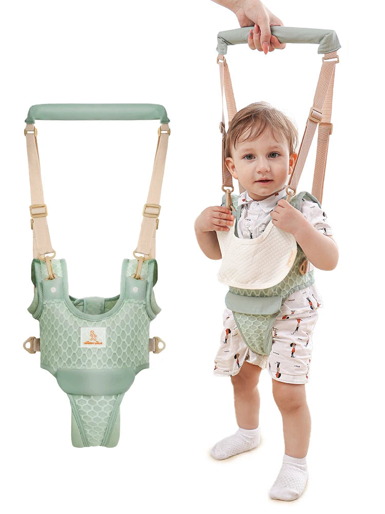Bebê aprendendo a andar com segurança usando o cinto Passinhos Baby® com alças ajustáveis Varialle